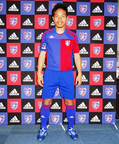 FC东京2010赛季主客场球衣 © kitstown.com 球衫堂