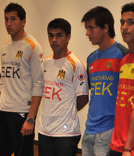 西班牙联合2010赛季主客场球衣 © kitstown.com 球衫堂