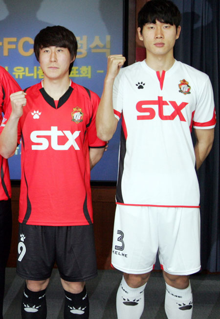 庆南FC新队徽及2010赛季主客场球衣 © kitstown.com 球衫堂