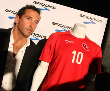 智利国家队2010世界杯新款主客场球衣 © kitstown.com 球衫堂