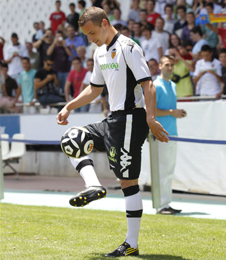巴伦西亚2010-11赛季主场球衣 © kitstown.com 球衫堂