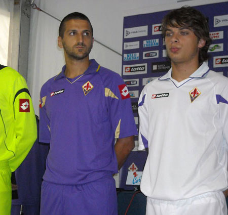 佛罗伦萨2010-11赛季主客场球衣 © kitstown.com 球衫堂