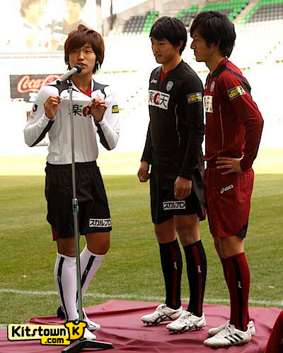神户胜利船2011赛季主客场球衣 © kitstown.com 球衫堂