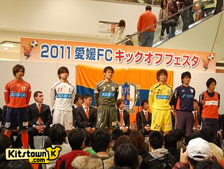 爱媛FC 2011赛季主客场球衣 © kitstown.com 球衫堂