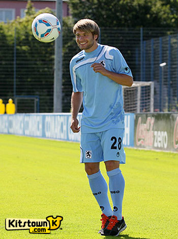 慕尼黑1860 2011-12赛季主客场球衣 © kitstown.com 球衫堂