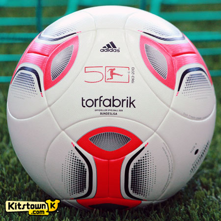 德甲联赛2012-13赛季官方比赛用球 © kitstown.com 球衫堂