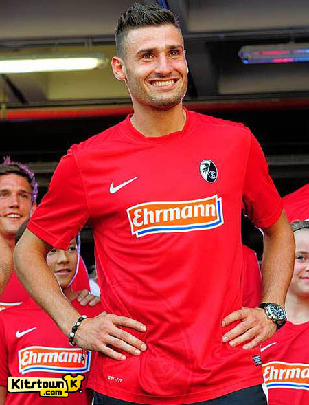 弗赖堡2012-13赛季主客场球衣 © kitstown.com 球衫堂
