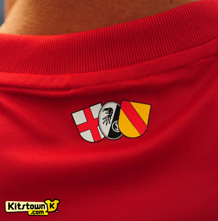 弗赖堡2012-13赛季主客场球衣 © kitstown.com 球衫堂