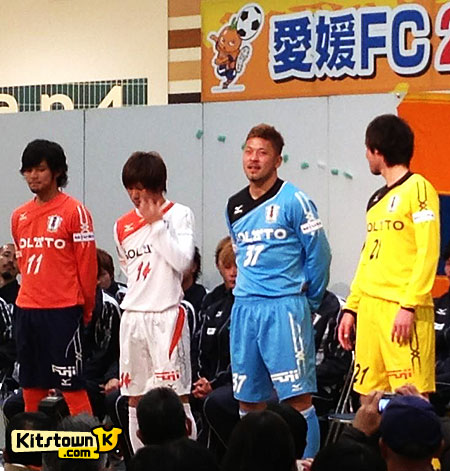 爱媛FC 2013赛季主客场球衣 © kitstown.com 球衫堂