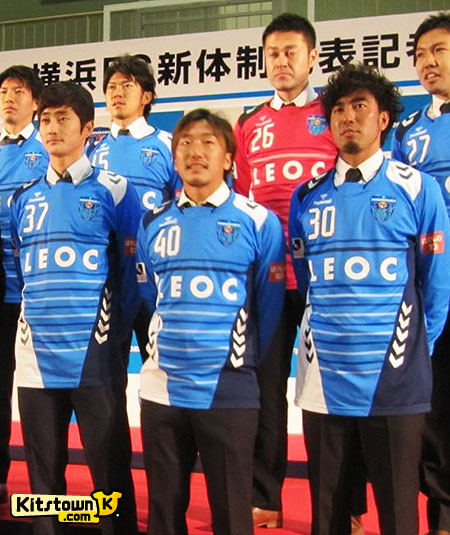 横滨FC 2013赛季主客场球衣 © kitstown.com 球衫堂