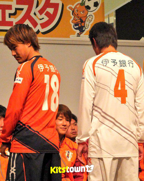 爱媛FC 2015赛季主客场球衣 © kitstown.com 球衫堂