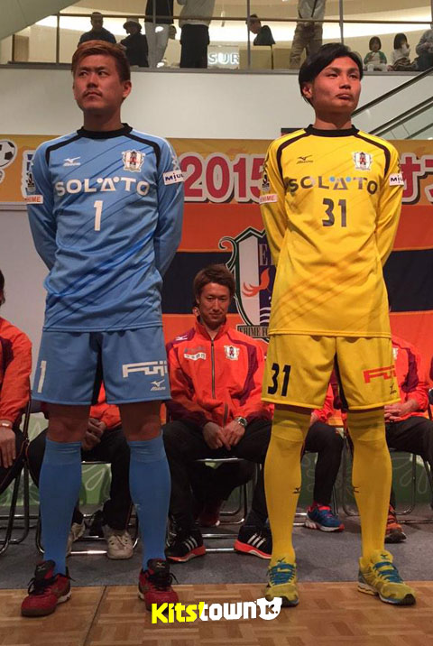 爱媛FC 2015赛季主客场球衣 © kitstown.com 球衫堂