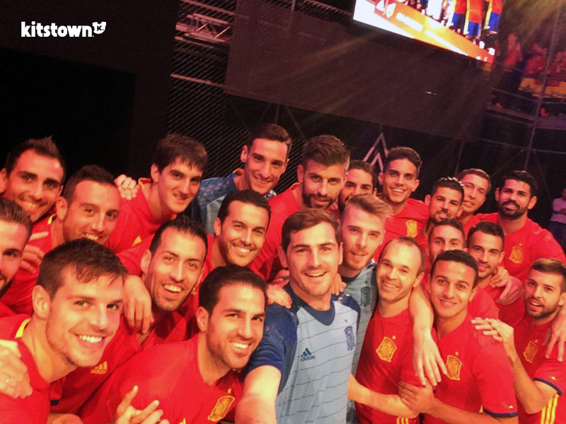 西班牙国家队2016欧洲杯主场球衣 © kitstown.com 球衫堂