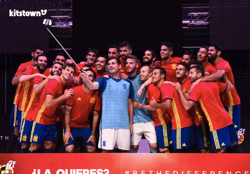 西班牙国家队2016欧洲杯主场球衣 © kitstown.com 球衫堂
