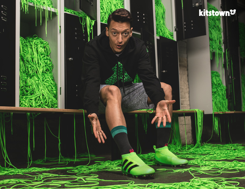 阿迪达斯推出首款高性能无鞋带足球战靴 © kitstown.com 球衫堂