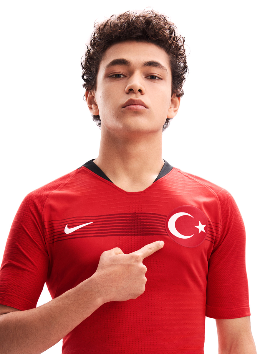 土耳其国家队2018赛季主客场球衣 © kitstown.com 球衫堂