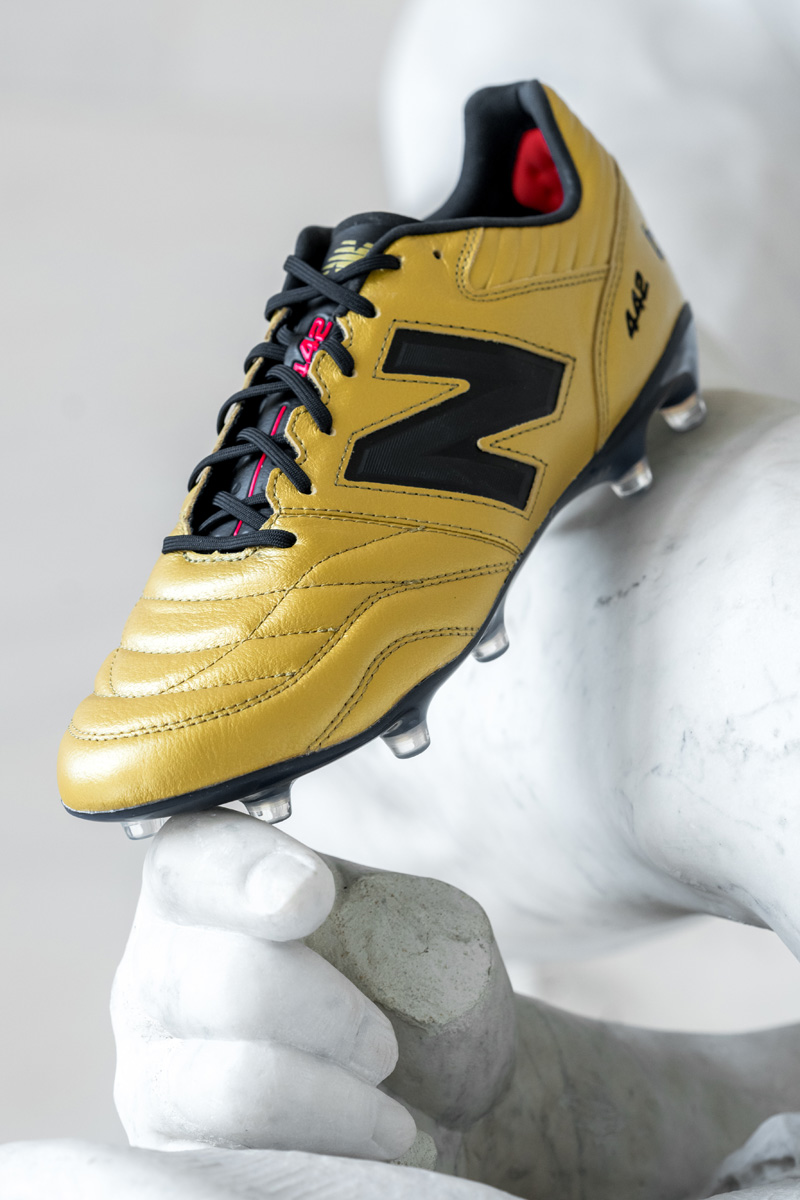 New Balance 发布限量版金色 442 v2 足球鞋 © 球衫堂 kitstown