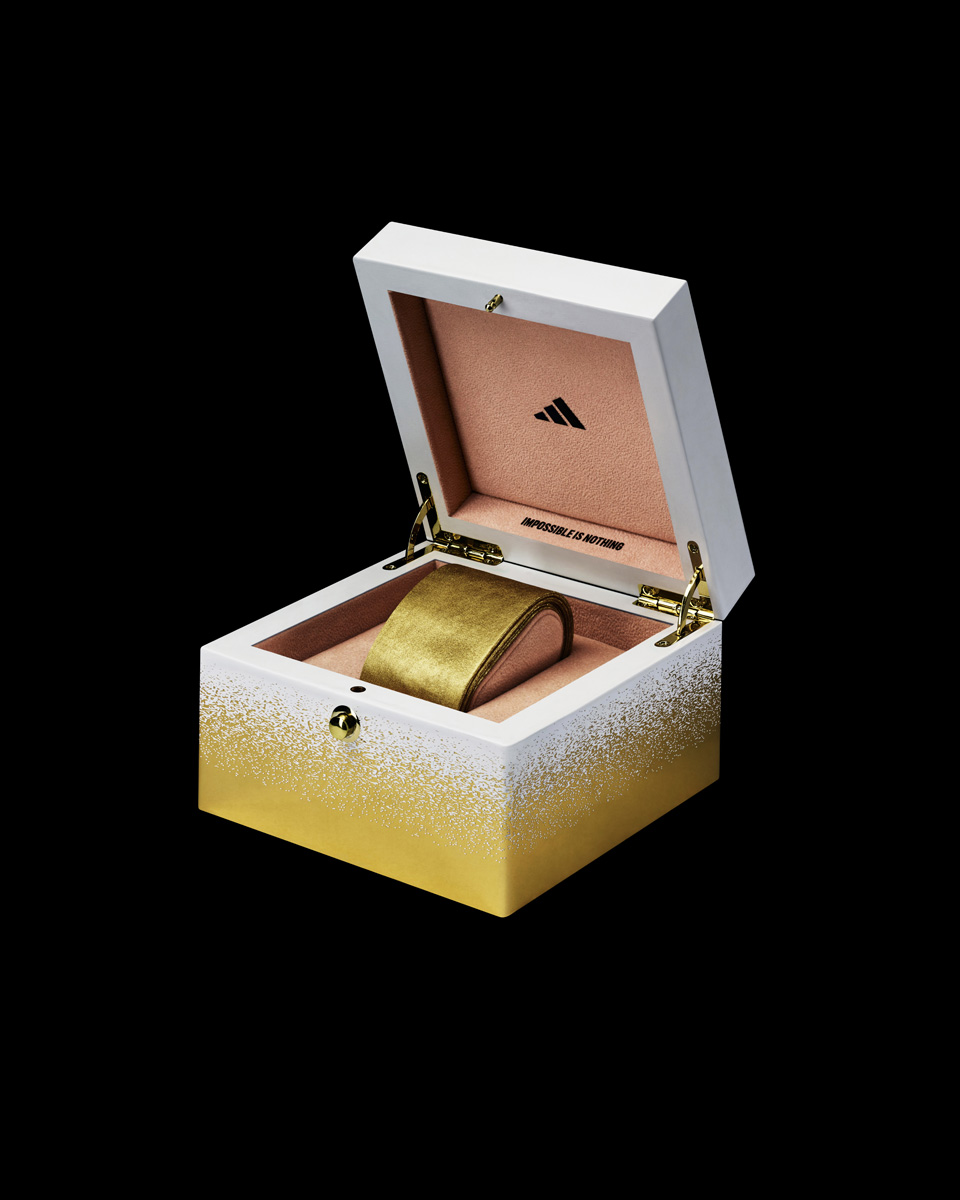 阿迪达斯推出专为本泽马打造的限量款金色 X SPEEDPORTAL 足球鞋 © 球衫堂 kitstown