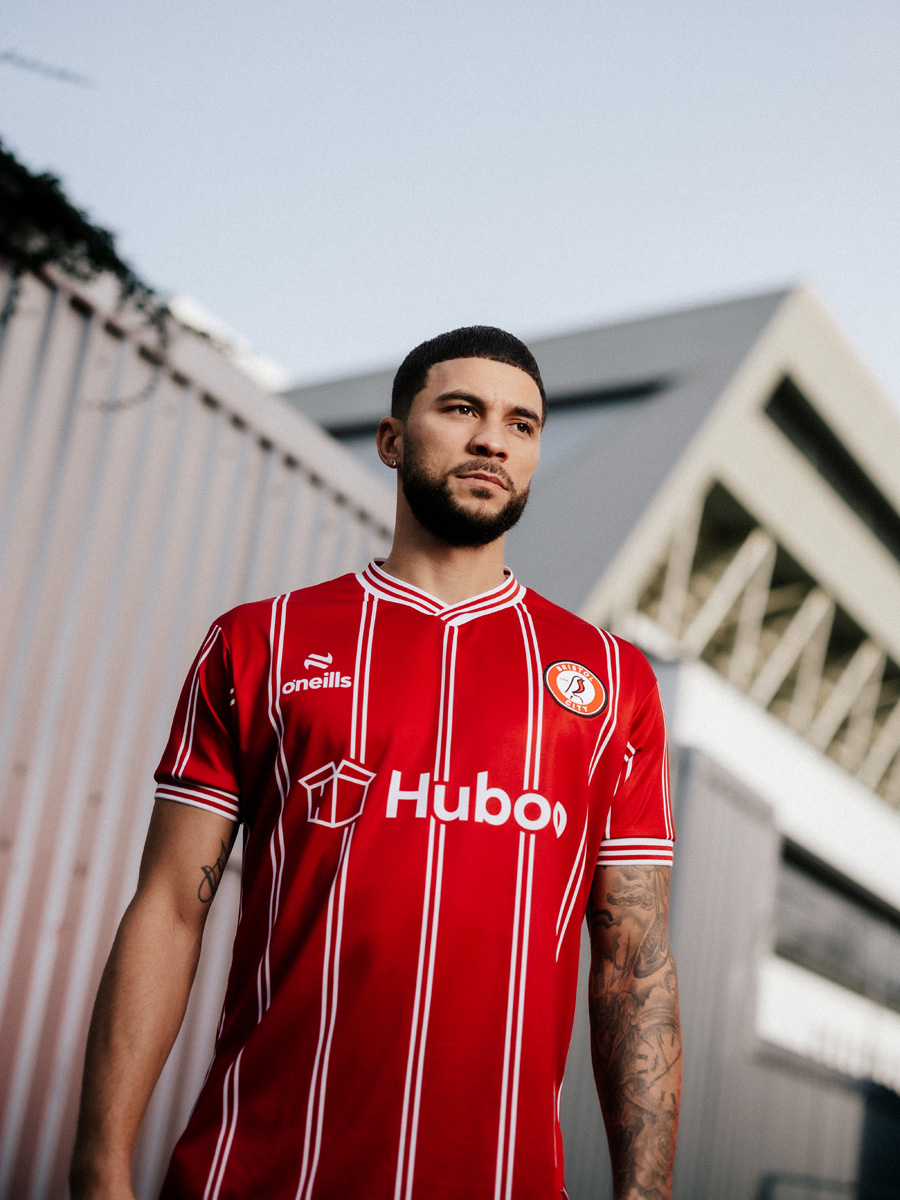 Terceira camisa do Bristol City 2023 é lançada pela O'Neills