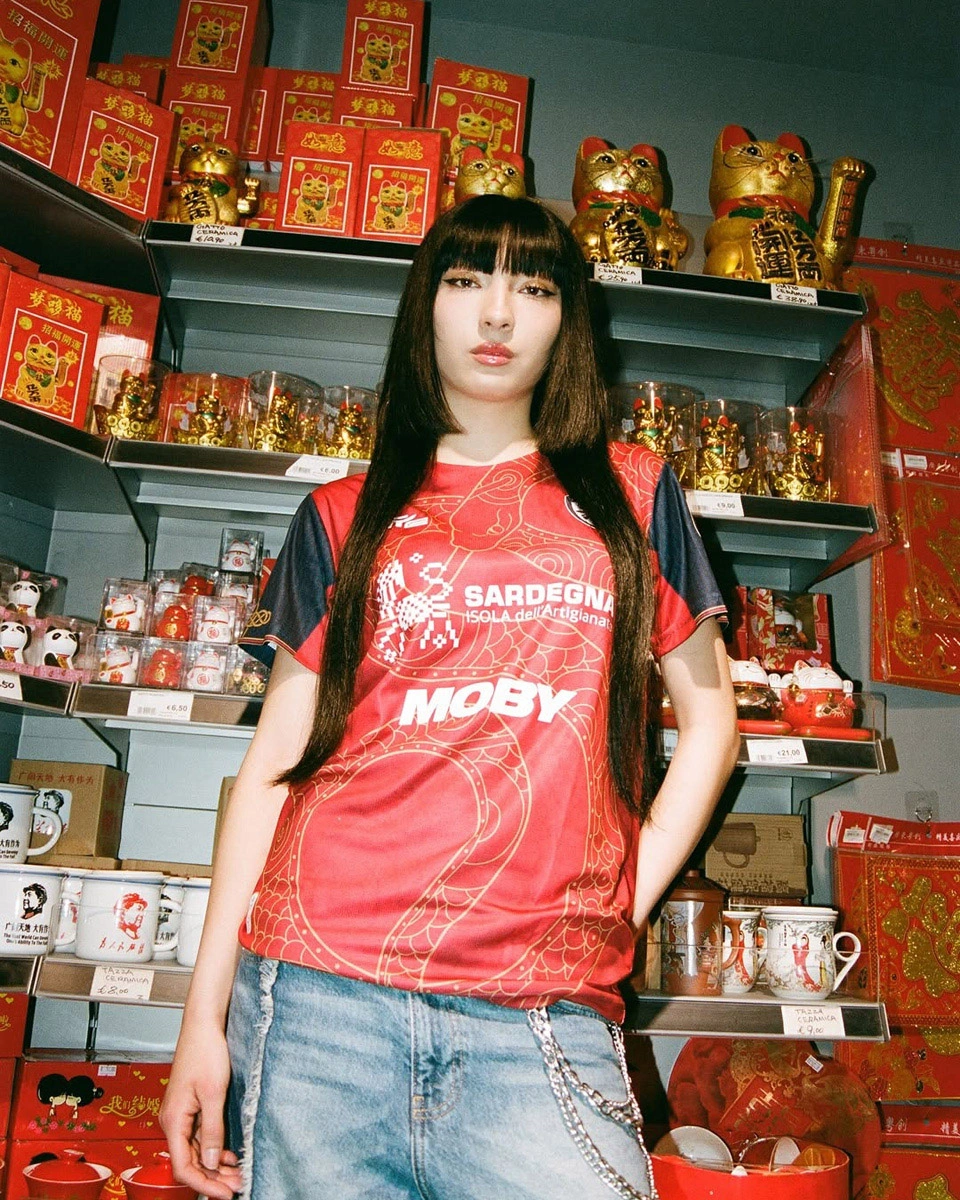 卡利亚里 2024-25 赛季“传承灵蛇”特别版球衣 © 球衫堂 kitstown