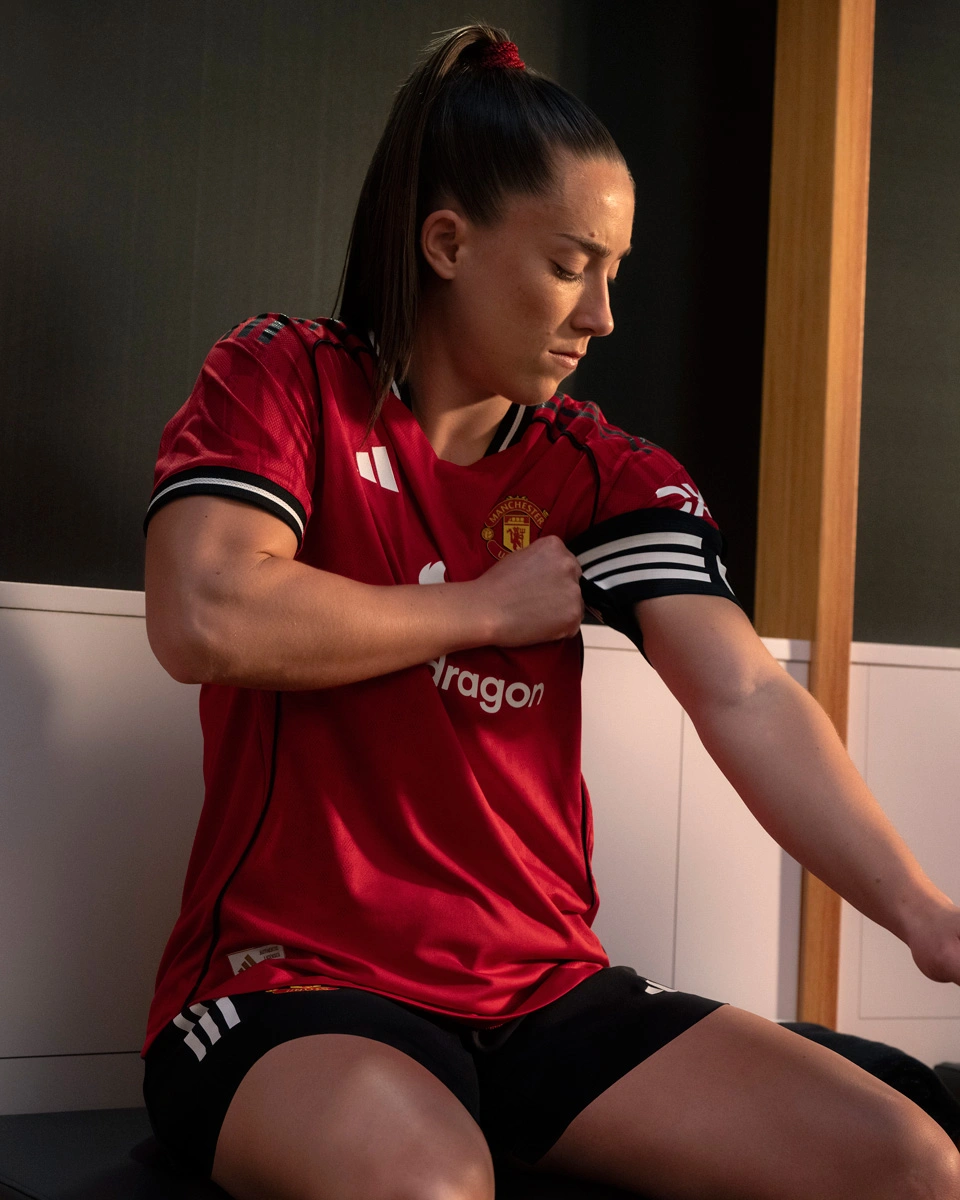 Manchester United 2025/26 Home Kit © kitstown