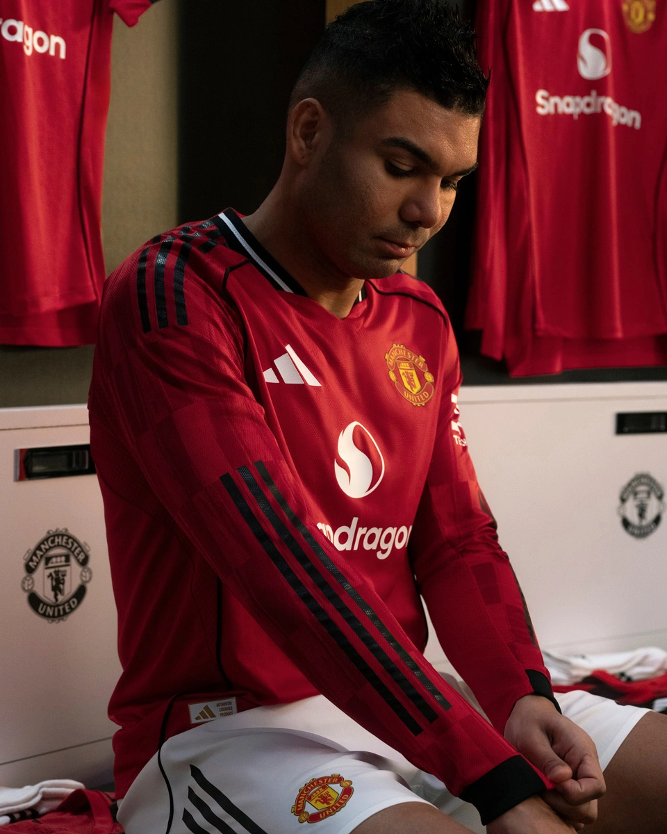 Manchester United 2025/26 Home Kit © kitstown