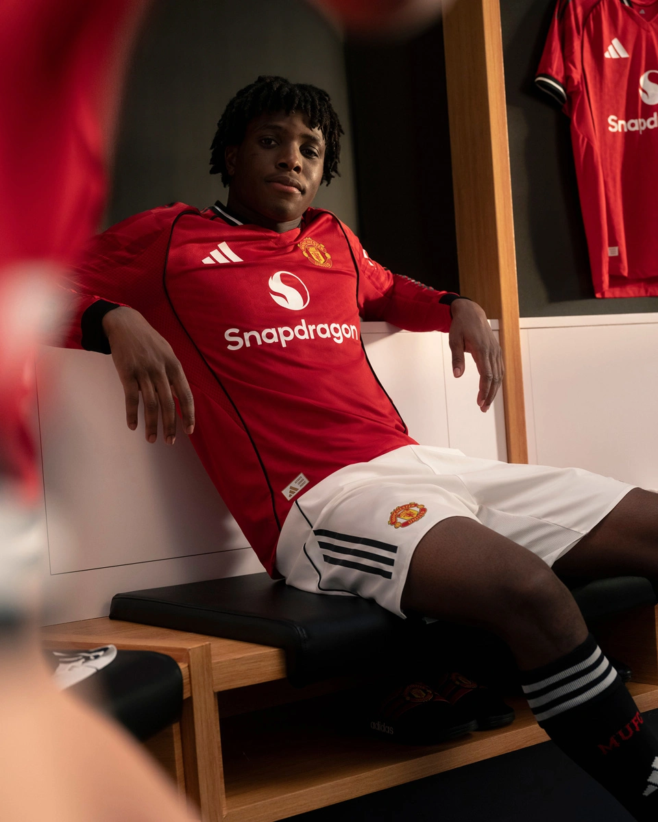 Manchester United 2025/26 Home Kit © kitstown