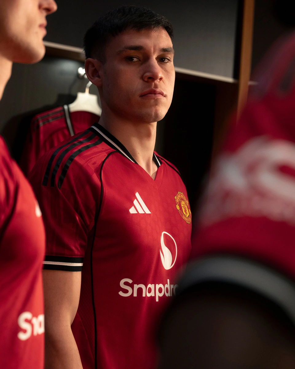Manchester United 2025/26 Home Kit © kitstown