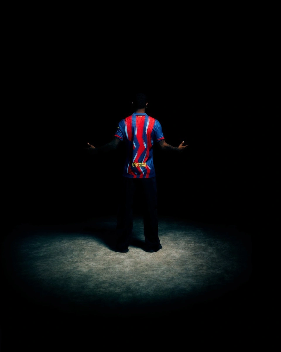 巴塞罗那 2025-26 赛季第四球衣 © 球衫堂 kitstown 巴塞罗那 2025-26 赛季第四球衣 © 球衫堂 kitstown