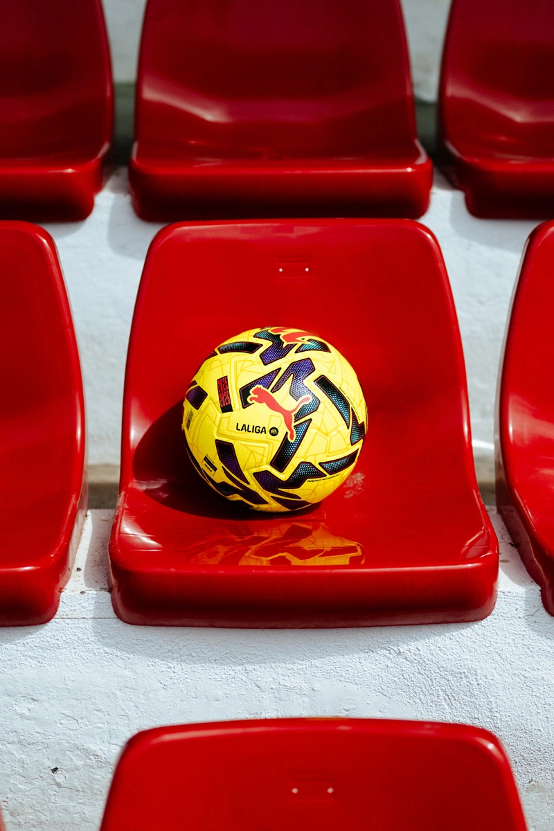 西甲和西乙联赛 2025-26 赛季冬季版官方比赛用球 © 球衫堂 kitstown 西甲和西乙联赛 2025-26 赛季冬季版官方比赛用球 © 球衫堂 kitstown