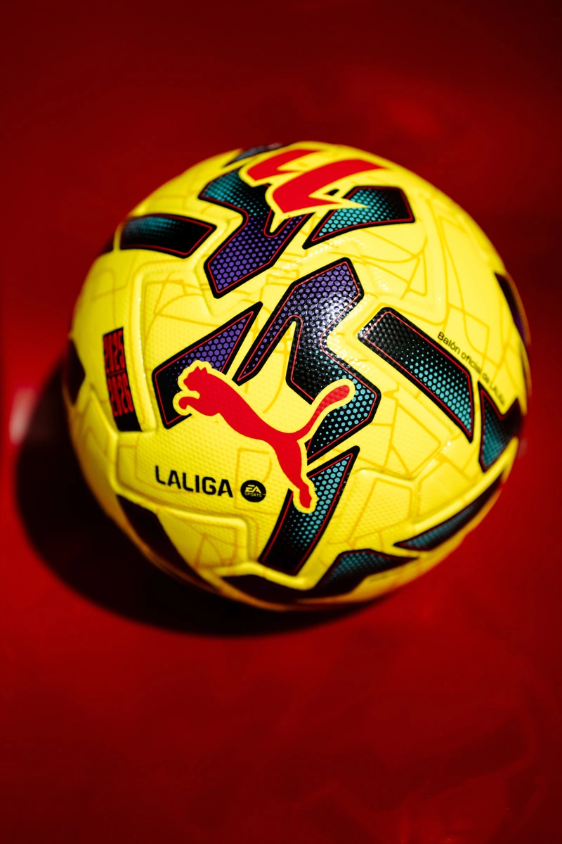 西甲和西乙联赛 2025-26 赛季冬季版官方比赛用球 © 球衫堂 kitstown 西甲和西乙联赛 2025-26 赛季冬季版官方比赛用球 © 球衫堂 kitstown