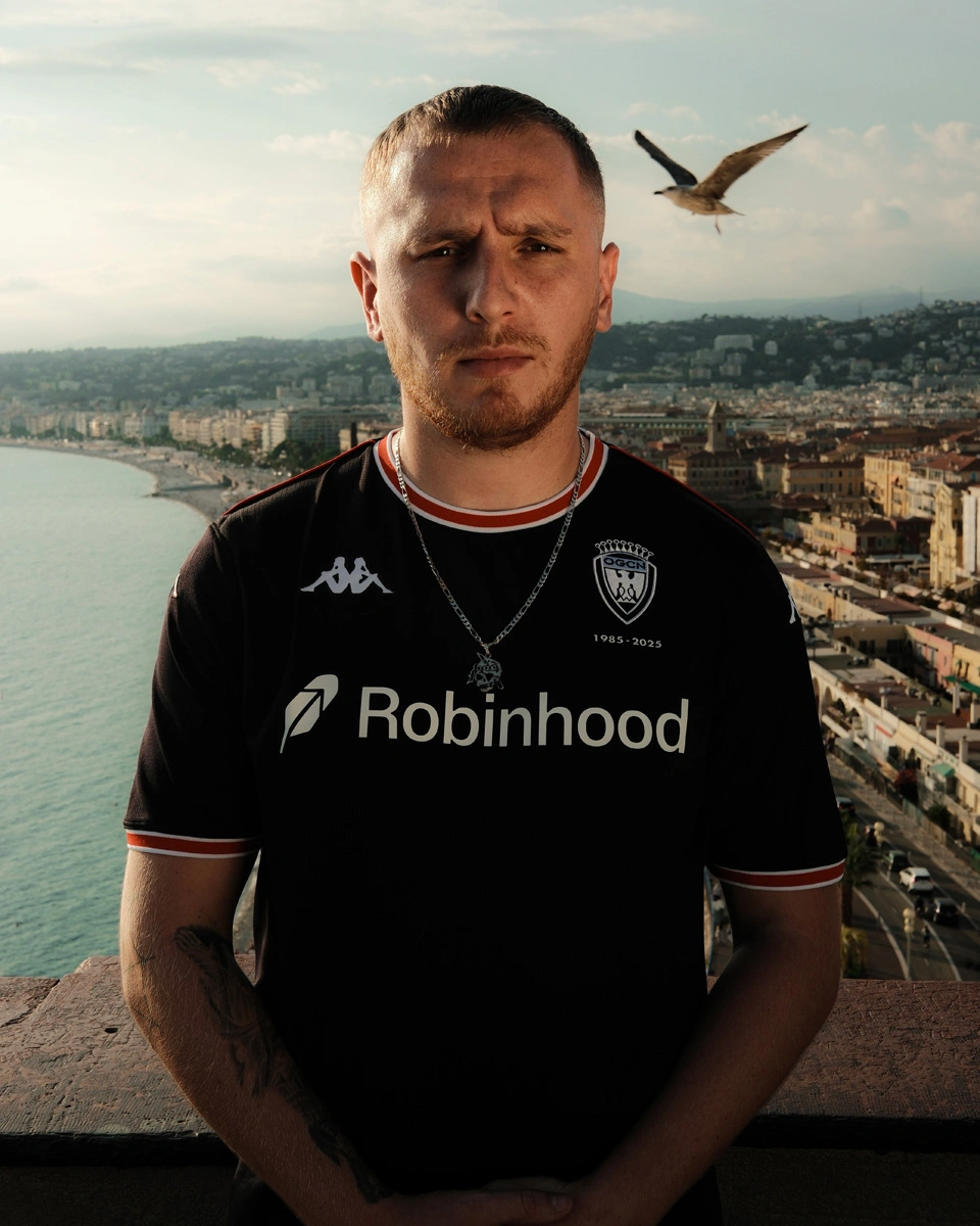 尼斯 2025-26 赛季“南看台(Populaire Sud)”特别版球衣 © 球衫堂 kitstown 尼斯 2025-26 赛季“南看台(Populaire Sud)”特别版球衣 © 球衫堂 kitstown