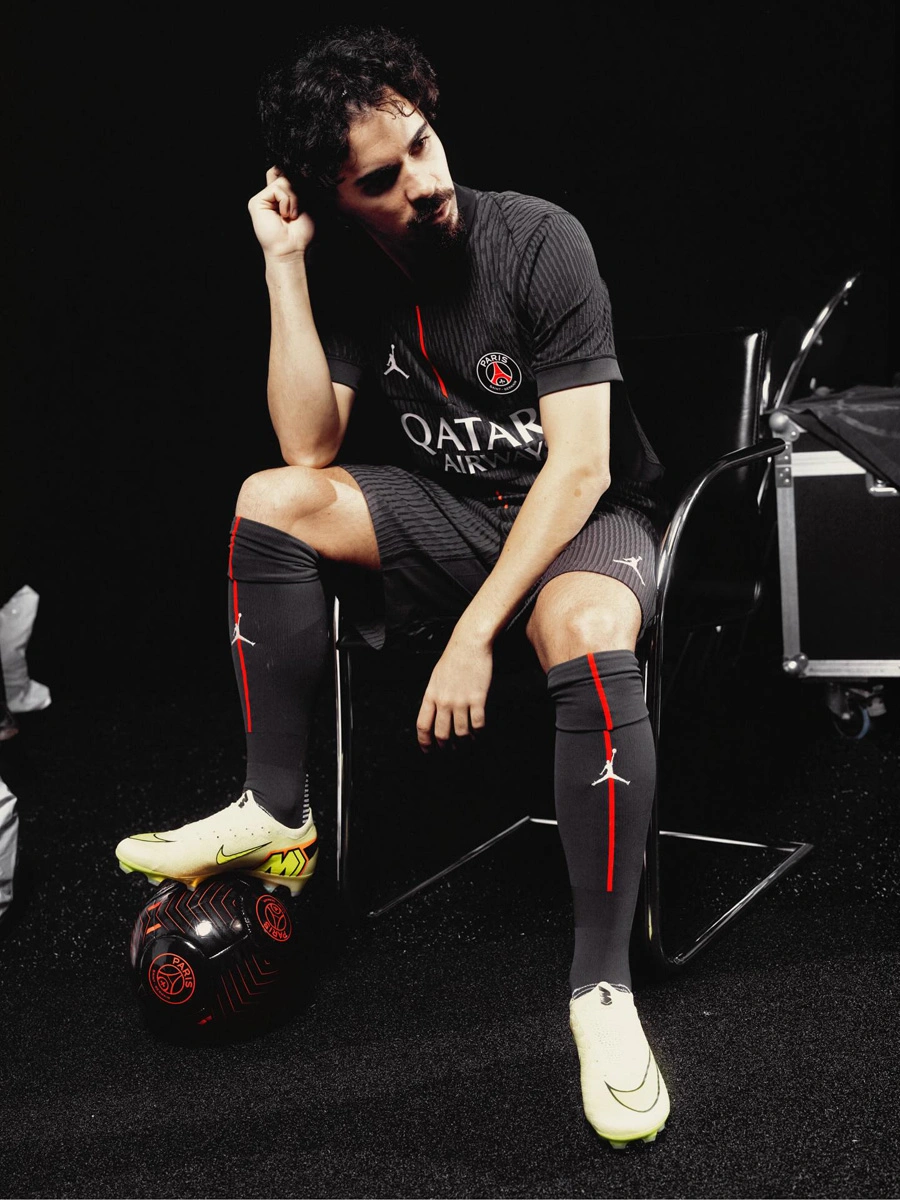 巴黎圣日耳曼 2025-26 赛季第四球衣 © 球衫堂 kitstown