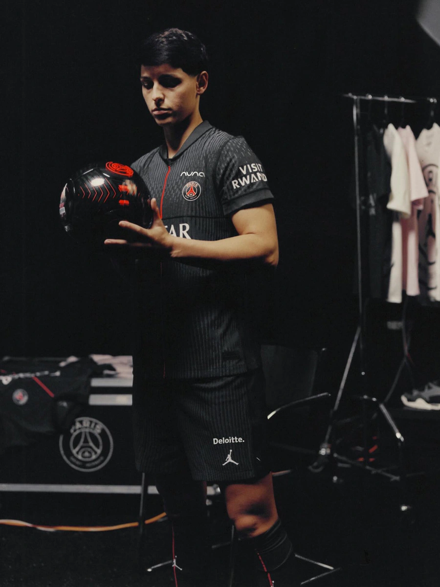 巴黎圣日耳曼 2025-26 赛季第四球衣 © 球衫堂 kitstown