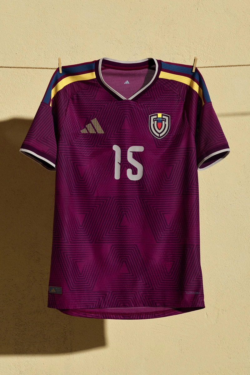 阿迪达斯发布 2026 年世界杯国家队主场球衣 © 球衫堂 kitstown 阿迪达斯发布 2026 年世界杯国家队主场球衣 © 球衫堂 kitstown