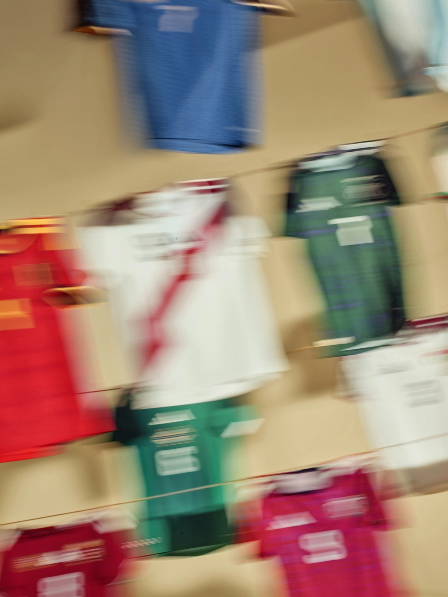 阿迪达斯发布 2026 年世界杯国家队主场球衣 © 球衫堂 kitstown 阿迪达斯发布 2026 年世界杯国家队主场球衣 © 球衫堂 kitstown