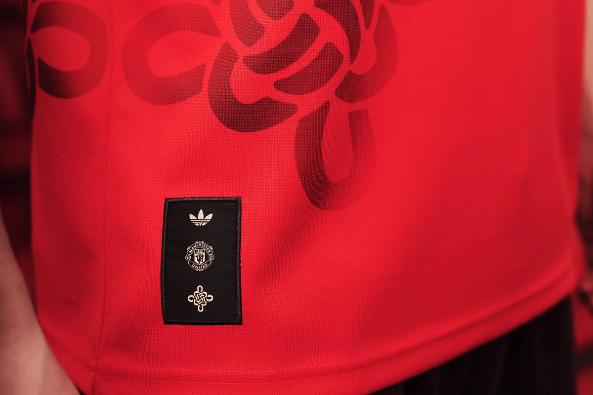 adidas × 曼联俱乐部 2026 中国文化系列 © 球衫堂 kitstown adidas × 曼联俱乐部 2026 中国文化系列 © 球衫堂 kitstown