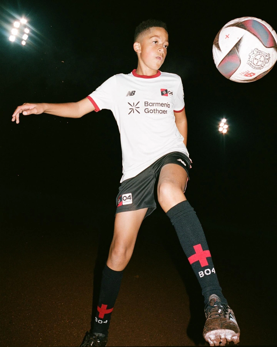 勒沃库森“球迷会五十周年”特别球衣 © 球衫堂 kitstown