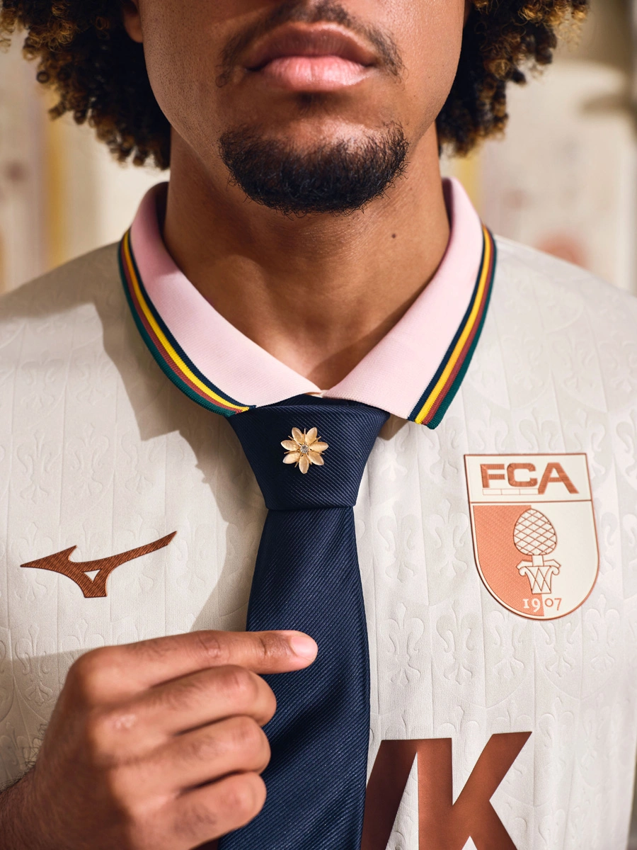 奥格斯堡 2025-26 赛季“富格尔”特别版球衣 © 球衫堂 kitstown 奥格斯堡 2025-26 赛季“富格尔”特别版球衣 © 球衫堂 kitstown