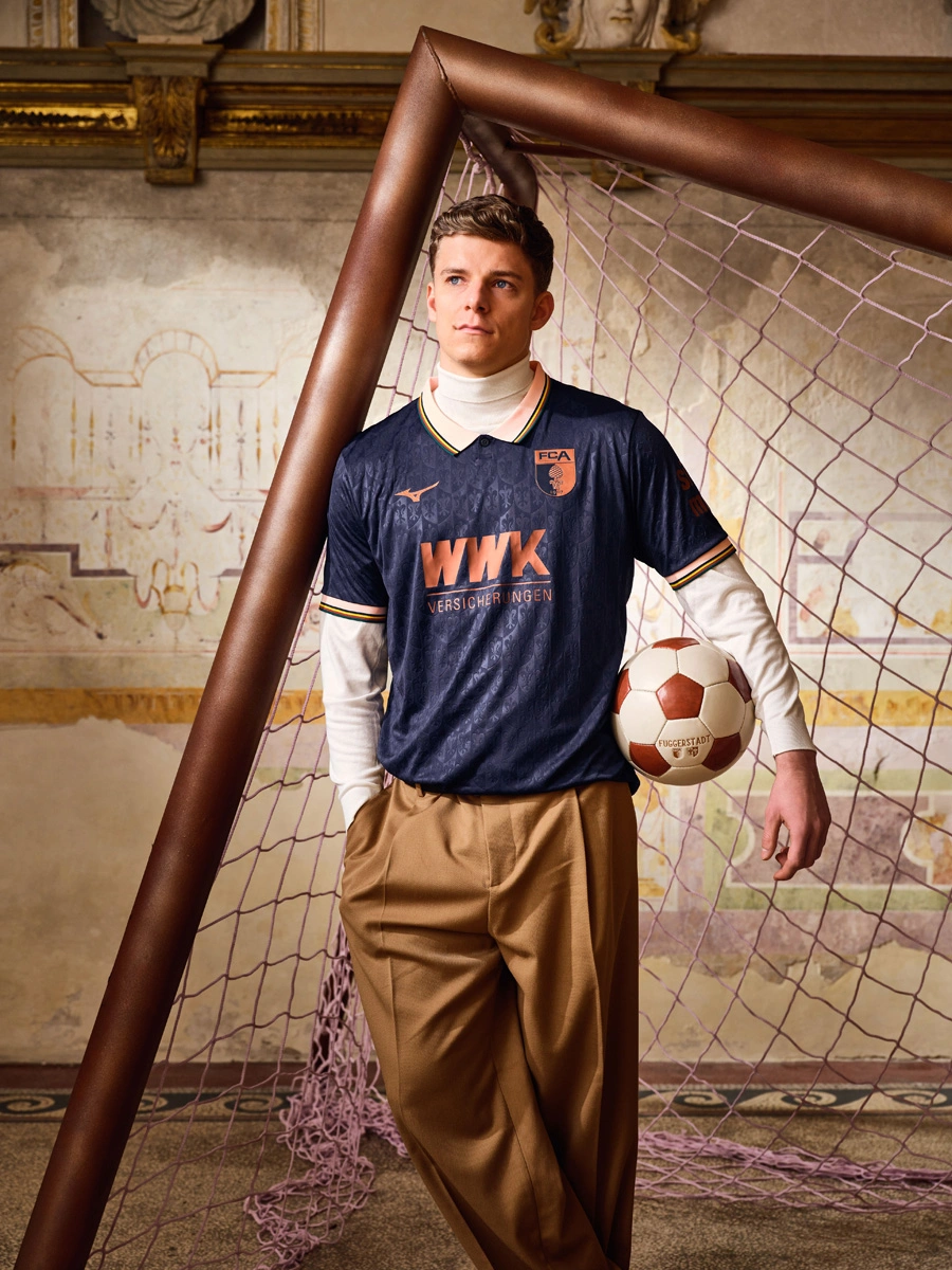 奥格斯堡 2025-26 赛季“富格尔”特别版球衣 © 球衫堂 kitstown 奥格斯堡 2025-26 赛季“富格尔”特别版球衣 © 球衫堂 kitstown