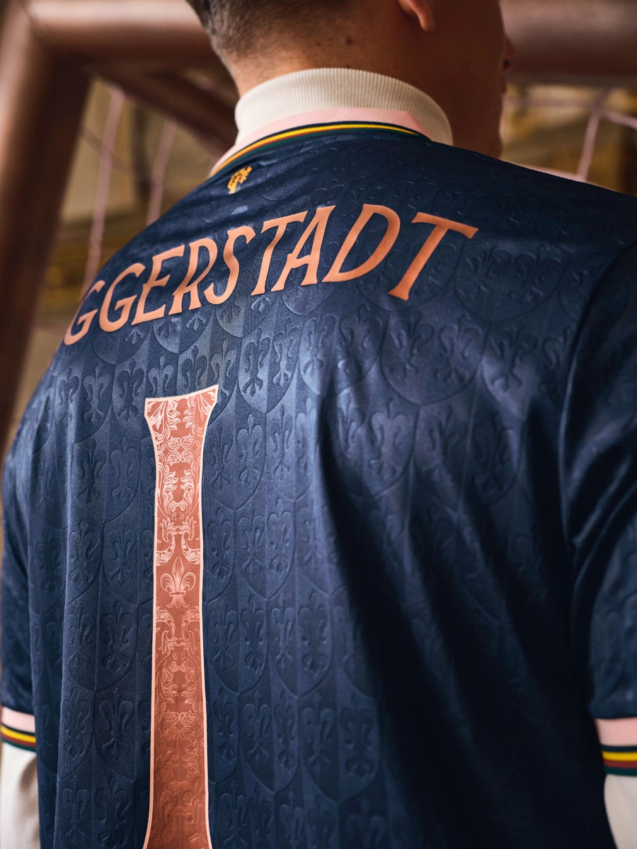 奥格斯堡 2025-26 赛季“富格尔”特别版球衣 © 球衫堂 kitstown 奥格斯堡 2025-26 赛季“富格尔”特别版球衣 © 球衫堂 kitstown