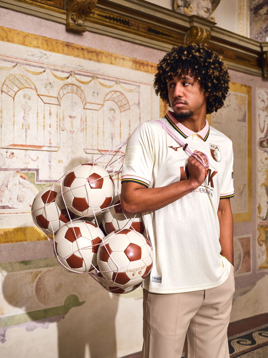 奥格斯堡 2025-26 赛季“富格尔”特别版球衣 © 球衫堂 kitstown 奥格斯堡 2025-26 赛季“富格尔”特别版球衣 © 球衫堂 kitstown