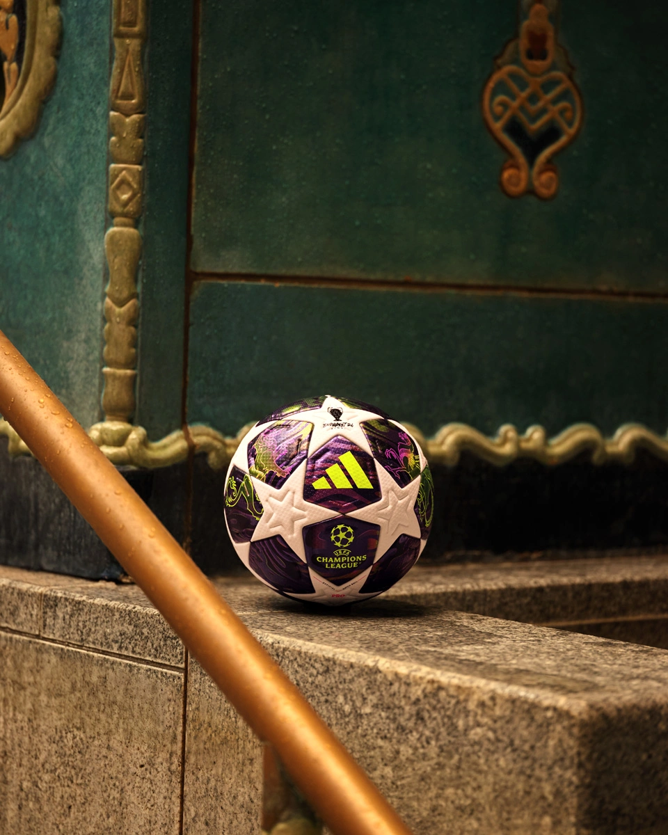 2025-26 赛季欧足联冠军联赛淘汰赛阶段官方比赛用球 © 球衫堂 kitstown