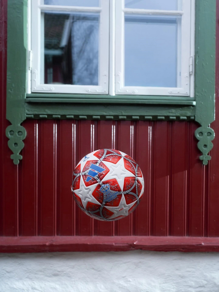 2025-26 赛季欧足联女子冠军联赛淘汰赛阶段官方比赛用球 © 球衫堂 kitstown