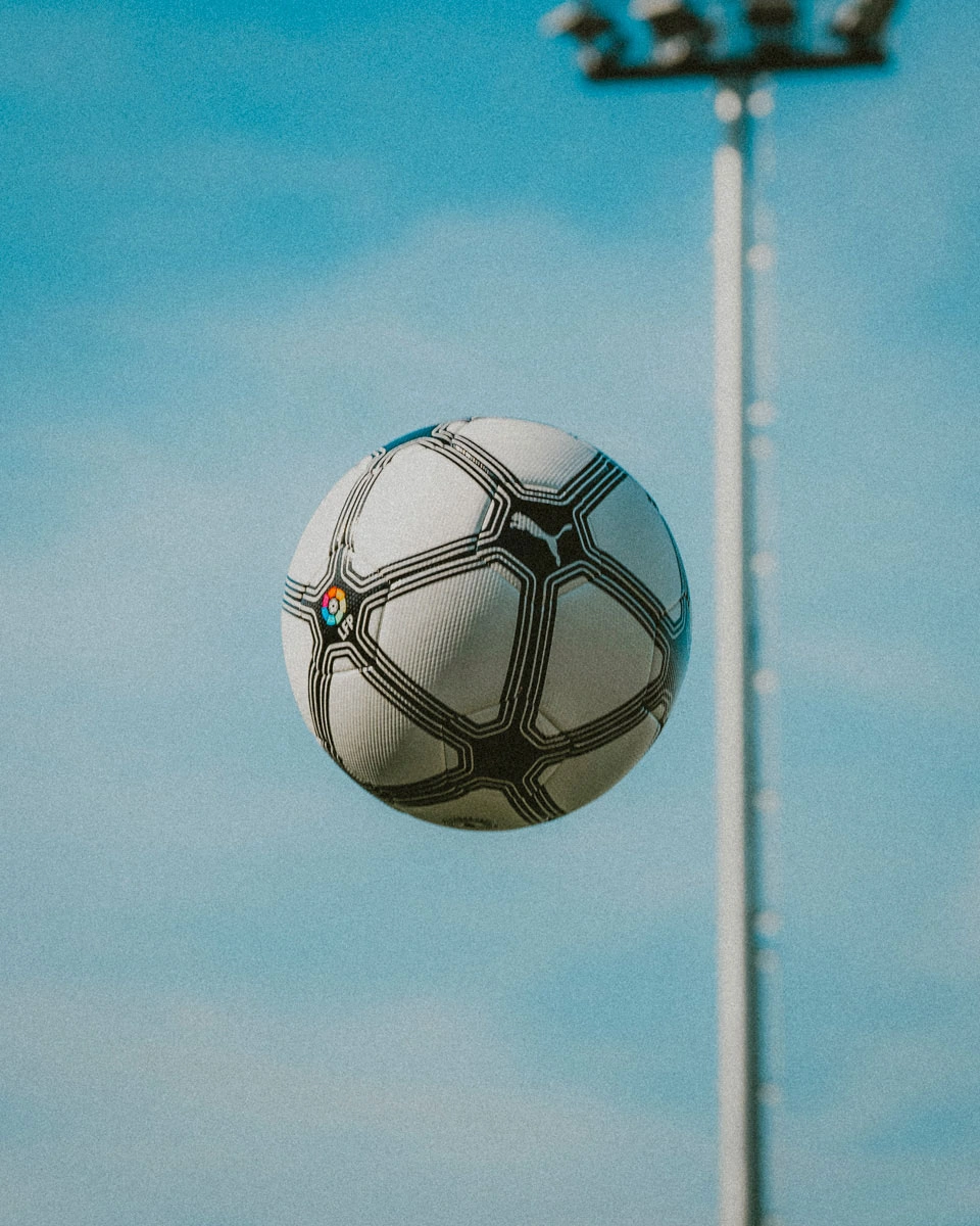 PUMA 发布西甲联赛“复古比赛日”比赛用球 © 球衫堂 kitstown PUMA 发布西甲联赛“复古比赛日”比赛用球 © 球衫堂 kitstown