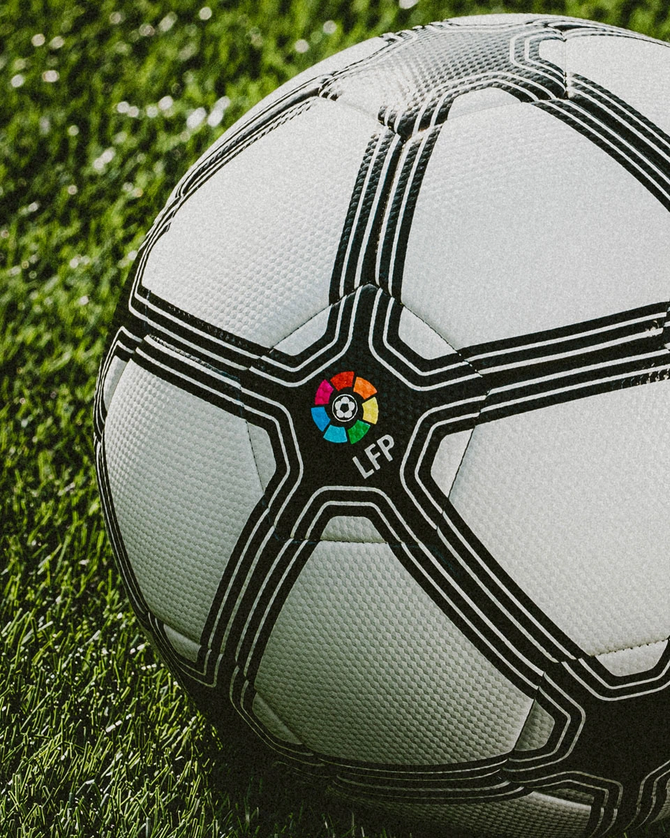 PUMA 发布西甲联赛“复古比赛日”比赛用球 © 球衫堂 kitstown PUMA 发布西甲联赛“复古比赛日”比赛用球 © 球衫堂 kitstown