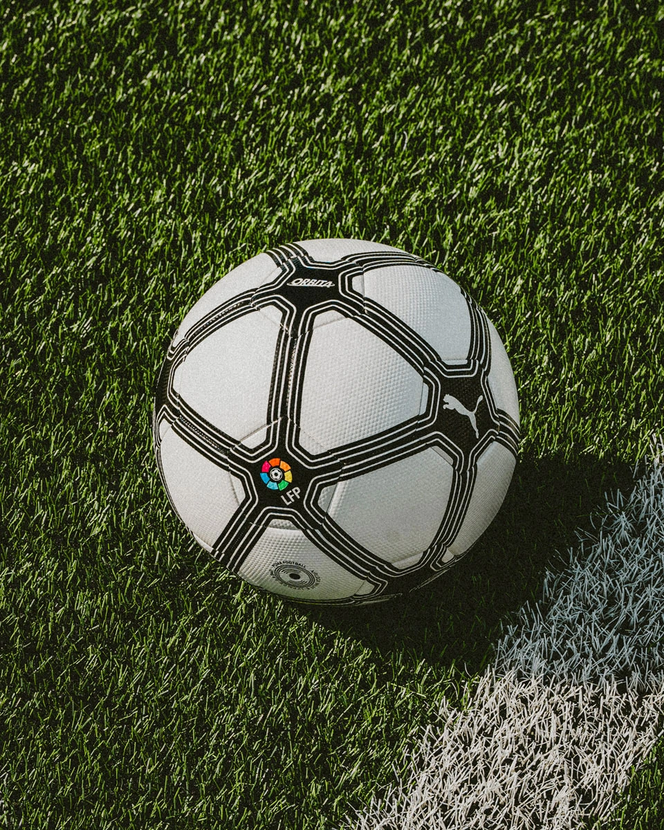 PUMA 发布西甲联赛“复古比赛日”比赛用球 © 球衫堂 kitstown PUMA 发布西甲联赛“复古比赛日”比赛用球 © 球衫堂 kitstown