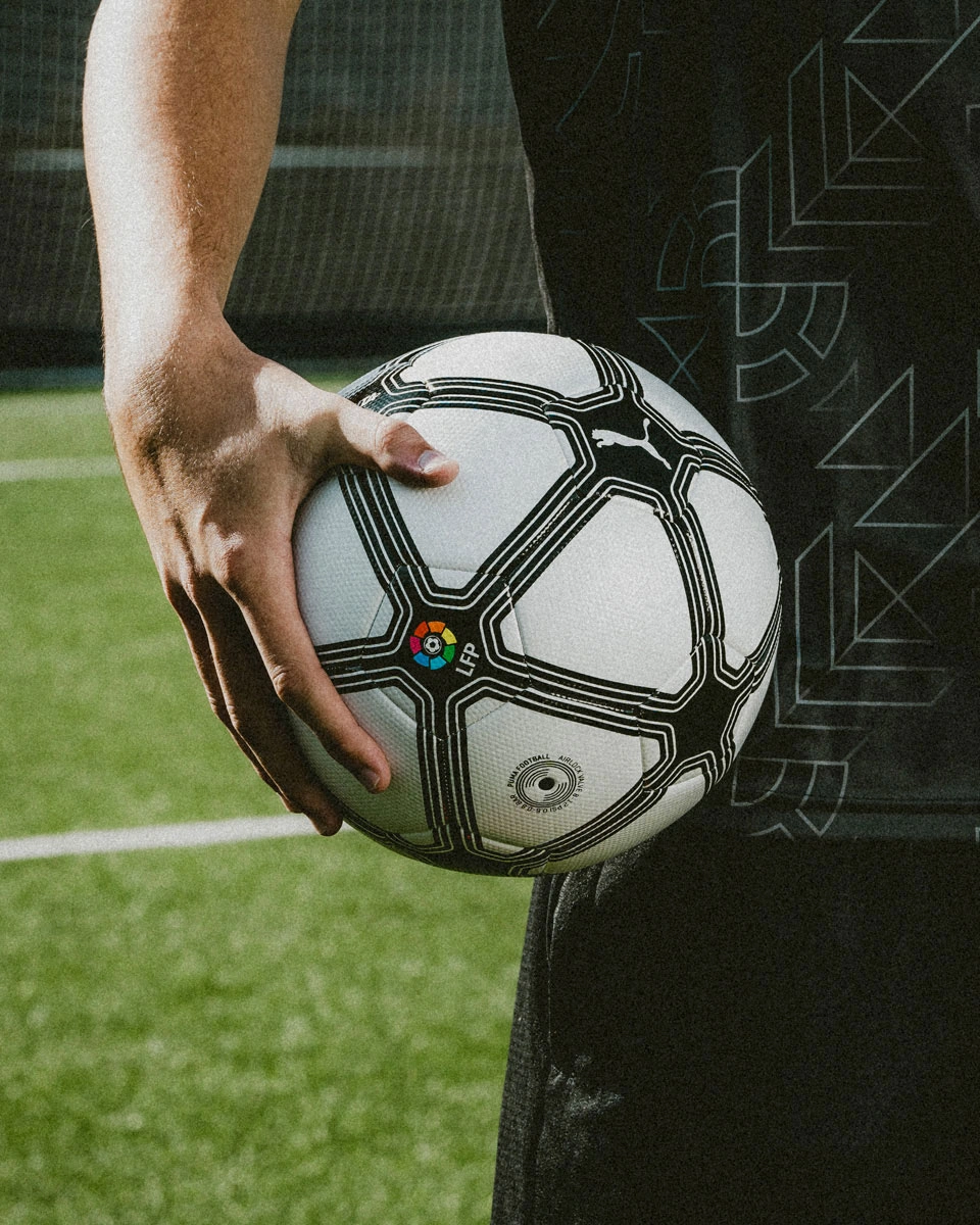 PUMA 发布西甲联赛“复古比赛日”比赛用球 © 球衫堂 kitstown PUMA 发布西甲联赛“复古比赛日”比赛用球 © 球衫堂 kitstown