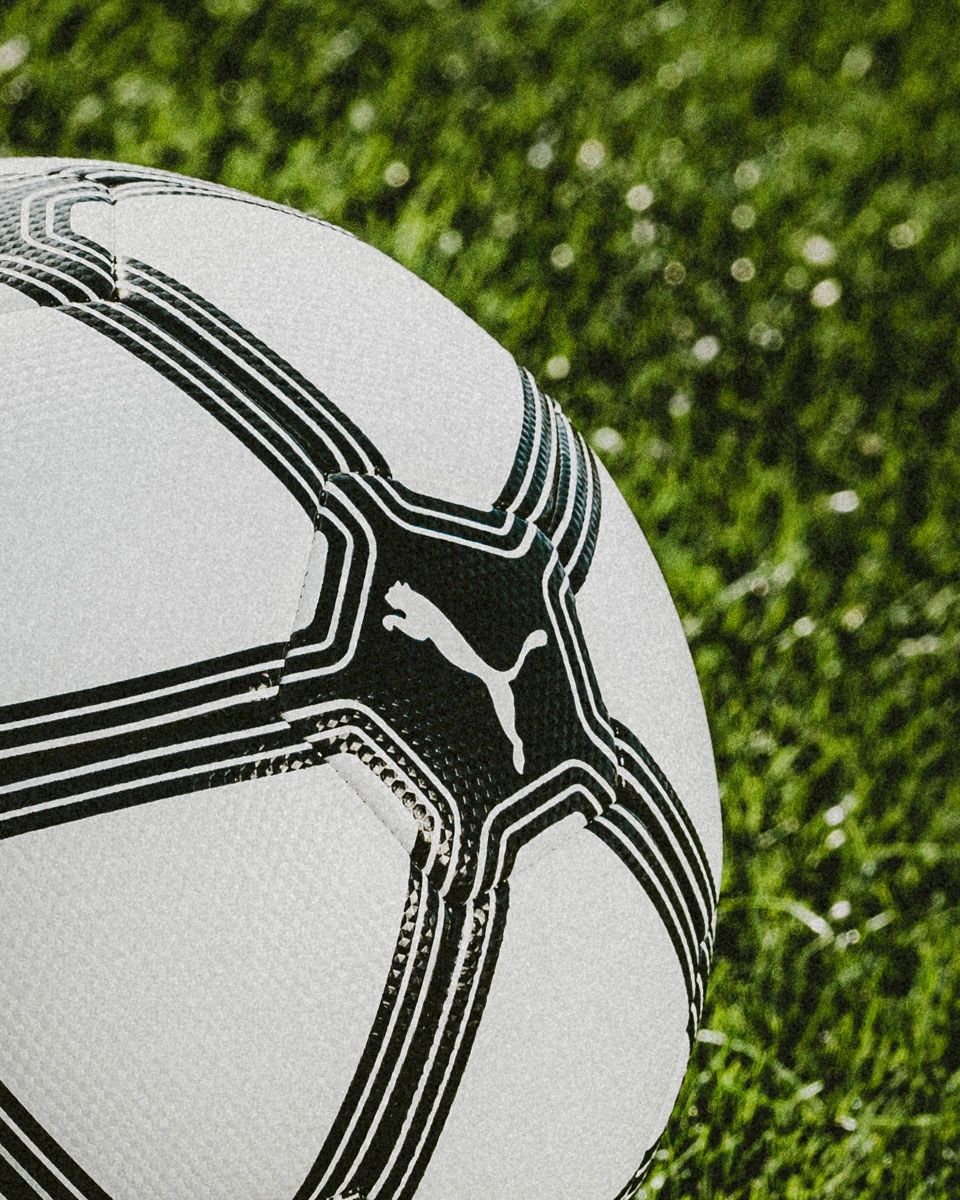 PUMA 发布西甲联赛“复古比赛日”比赛用球 © 球衫堂 kitstown PUMA 发布西甲联赛“复古比赛日”比赛用球 © 球衫堂 kitstown