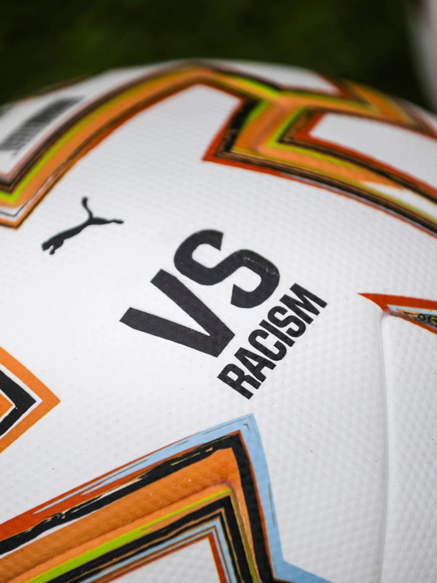 PUMA 发布男女足西甲联赛反种族主义比赛用球 © 球衫堂 kitstown